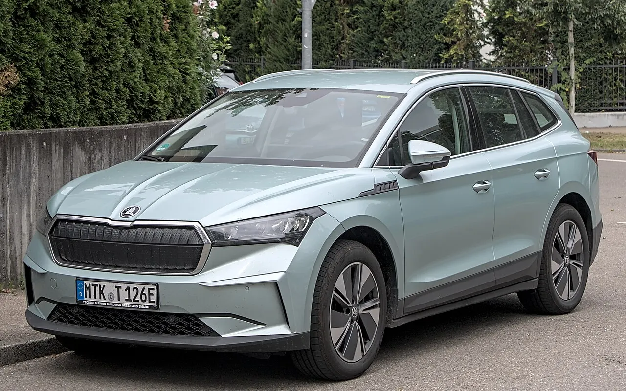 Enyaq visto de perfil